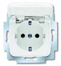 Розетка SCHUKO 16А 250В с крышкой, серия Reflex SI, цвет альпийский белый | 2018-0-1508 | 2CKA002018A1508 | ABB