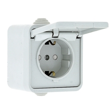 Розетка Прага 1-местная 16А с заземлением с крышкой IP44 белая с защитными шторками (EKR16-029-10-440)