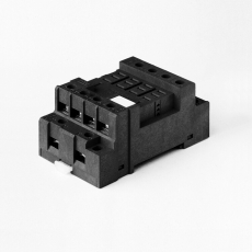 Розетка с винтовыми клеммами (под шайбу) для реле 56.34; в комплекте металлическая клипса 096.71; версия: черный цвет | 96740SMA | Finder