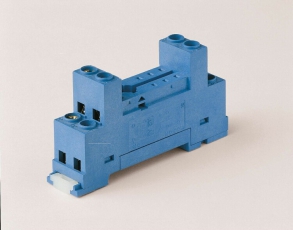 Розетка с винтовыми клеммами (с зажимной клетью) для реле 40.31; применяются модули 99.01; в комплекте металлическая клипса 095.71 | 9563SMA | Finder