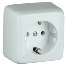 Розетка открытой установки, одноместная, с заземляющим контактом, со шторкой цвет белый | РА16-112 | HEGEL