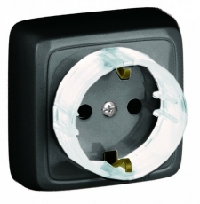 Розетка открытой установки, одноместная, с заземляющим контактом, со шторкой, с изолирующей пластиной, цвет черный | РА16-174-08 | HEGEL