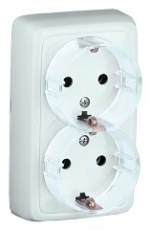 Розетка открытой установки, двухместная, с заземляющим контактом, со шторками, с изолирующей пластиной, цвет белый | РА16-184 | HEGEL