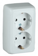 Розетка открытой установки, двухместная, с заземляющим контактом, со шторками, с изолирующей пластиной, цвет белый | РА16-154 | HEGEL