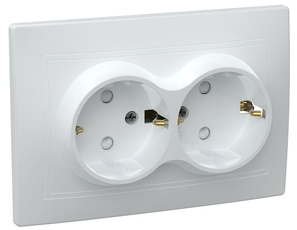 КВАРТА Розетка двойная с заземлением со шторками белая 16А