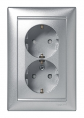 Valena Алюминий Розетка 2-ая с/з с защитными шторками литая | 770127 | Legrand